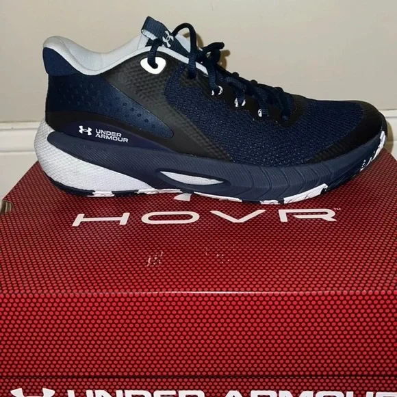 Size 9.5 - Picture 1 of 2